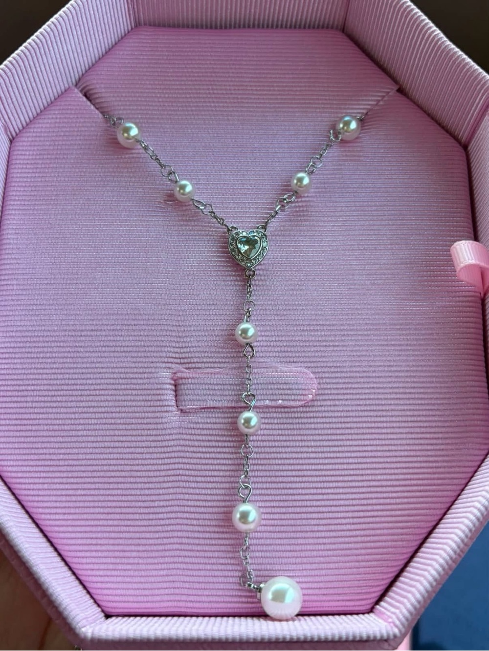 Ariana Grande Silver Necklace with White Pearls and Heart Pendant - Picture 2 of 4